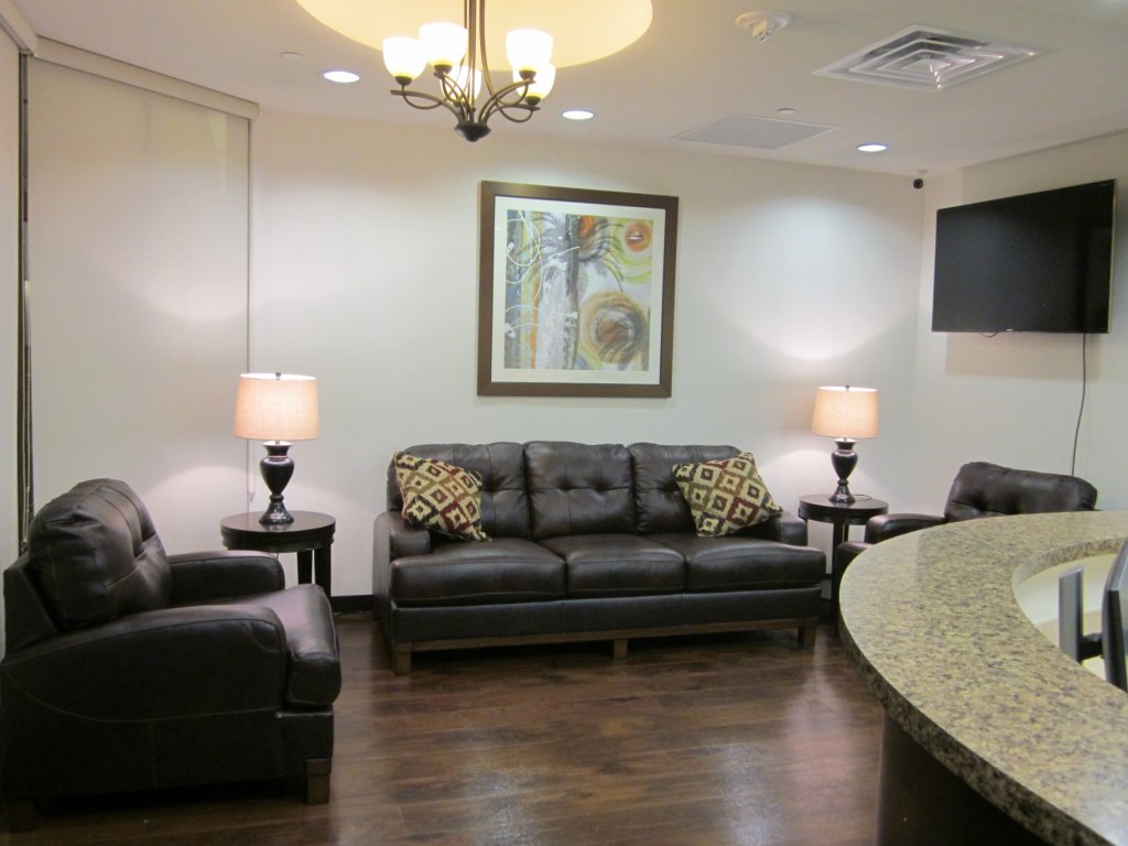 Photo of comfortable patient waiting room for Dallas Uptown Endodontics
